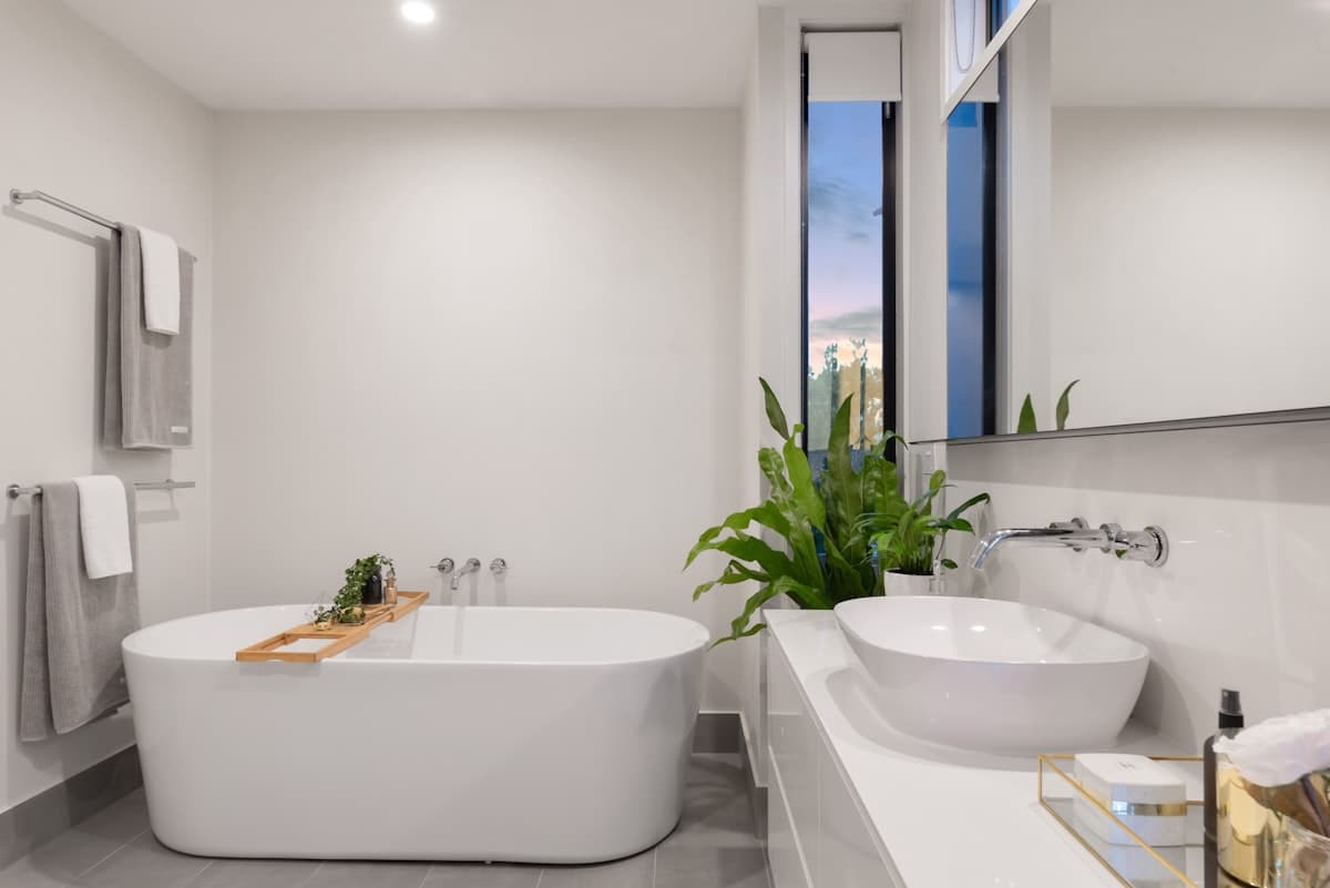 This Apartment Put the Bathtub in the Living Room. It's Not a Gimmick. — Photo: Steven Ungermann / Unsplash